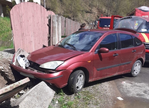 ACCIDENT în Măguri Răcătău. Un copil de doar 3 ani și doi adulți au avut nevoie de îngrijiri medicale. FOTO